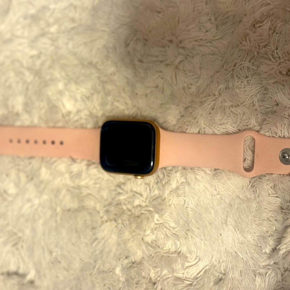 Apple Pink Smartwatch Elegant Design